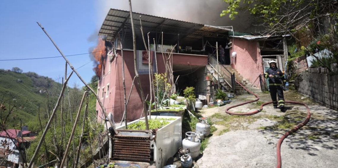 Yangında eşyalar küle döndü, Kur’an-ı Kerim zarar görmedi