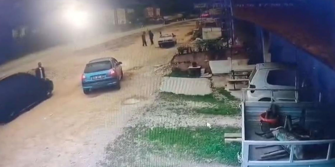 Önce konuştu, sonra çarptı: O anlar kameraya yansıdı