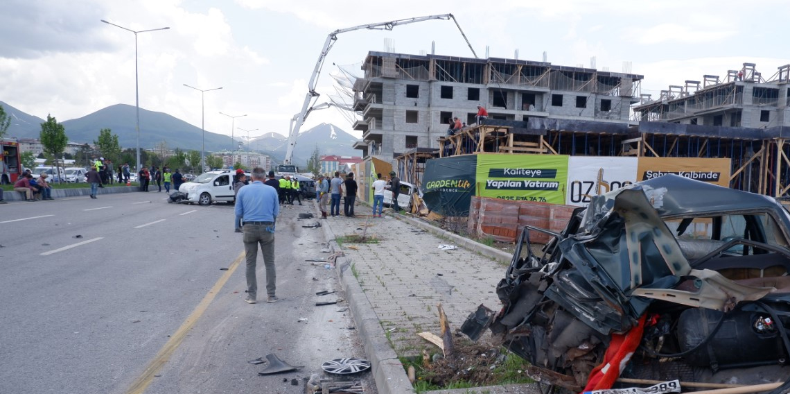 Kontrolden çıkan beton mikseri park halindeki 8 aracı biçti