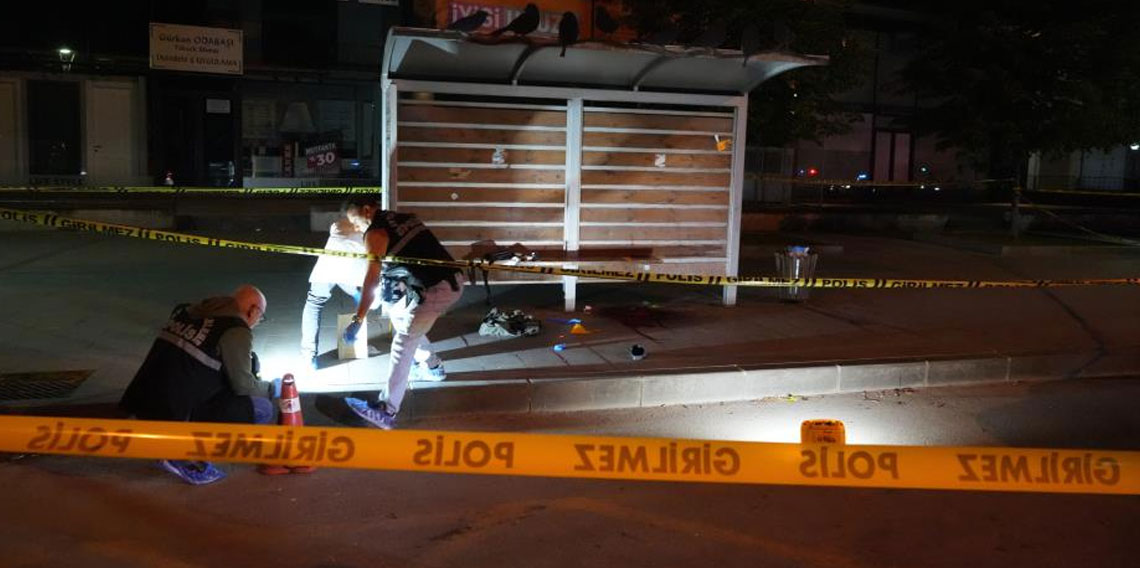 Emekli polis memuru otobüs durağında kendini vurdu