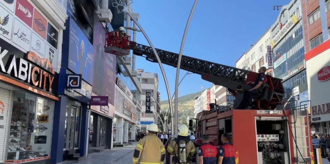 İş merkezindeki yangın büyümeden söndürüldü.