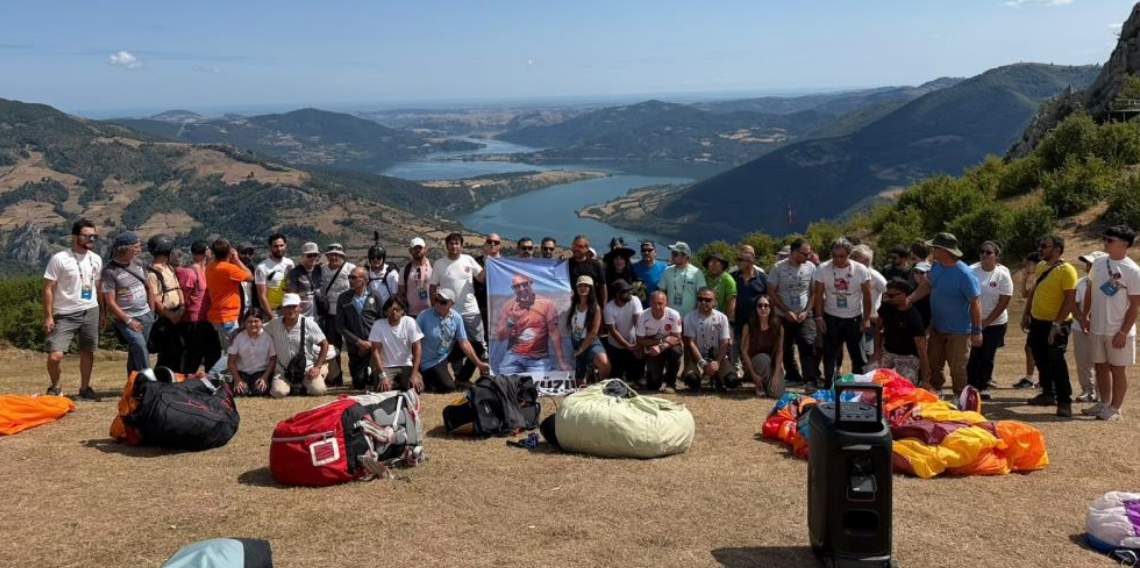 Kazada hayatını kaybeden paraşüt pilotu Bayram Kurt gökyüzünde anıldı