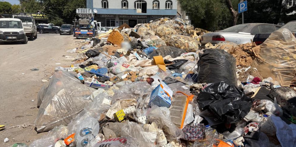 Buca'da çöp derdine bir de moloz eklendi