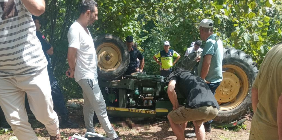 Bahçede eşinin yanına gittiği sırada devrilen traktörün altına kalarak öldü