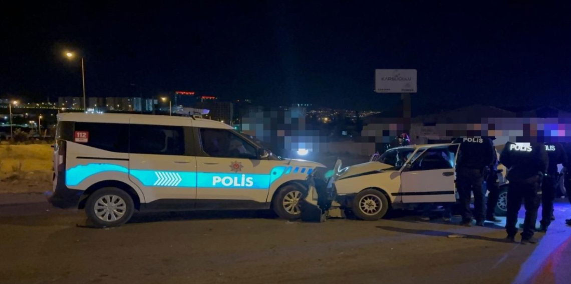 ’Dur’ ihtarına uymayan otomobil polis otosuna çarptı: 2 polis memuru yaralı