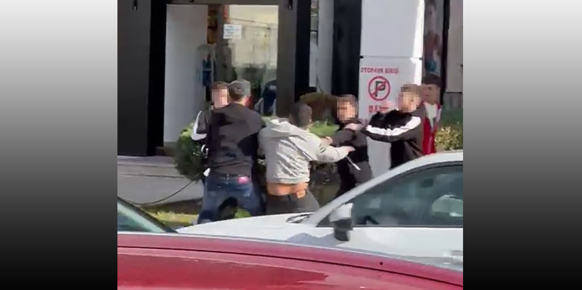 Samsun'da gençler birbirine girdi