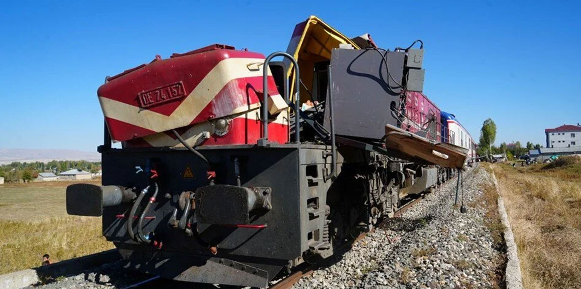 Yolcu treni beton pompasına çarptı: Ölü ve yaralılar var