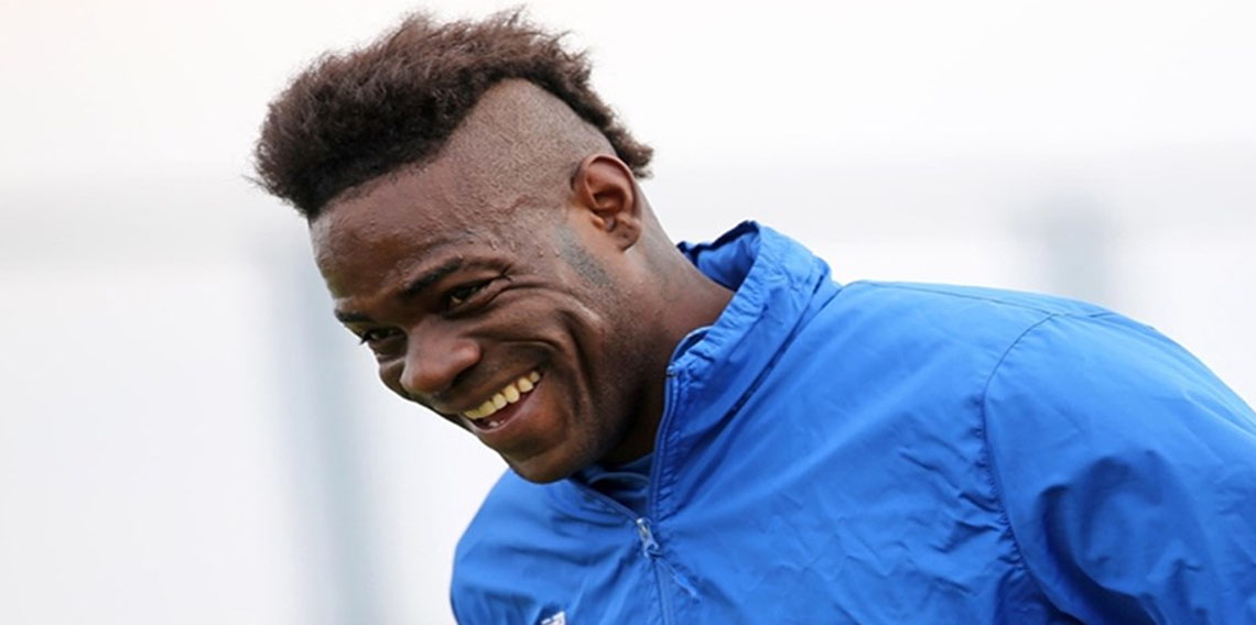 Mario Balotelli, yeni takımına imzayı atıyor