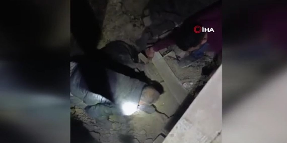 Sındırgı’da enkaz altında kalan eşek canlı kurtarıldı