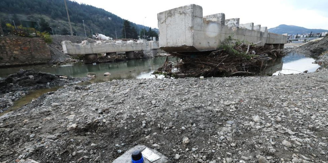Tokat'ta taşkında yıkılan köprü yeniden inşa ediliyor