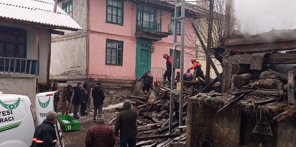 Evleri küle döndü, içindeki baba ve engelli oğulun ise cansız bedenlerine ulaşıldı...