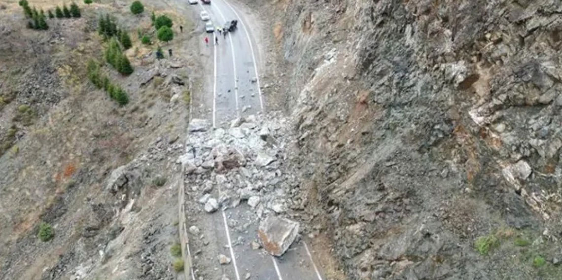 Artvin’i heyelan vurdu! Karayolu ulaşıma kapandı