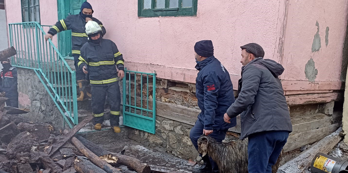 Kastamonu’da iki katlı ev küle döndü: Evdeki baba ve engelli oğlu aranıyor