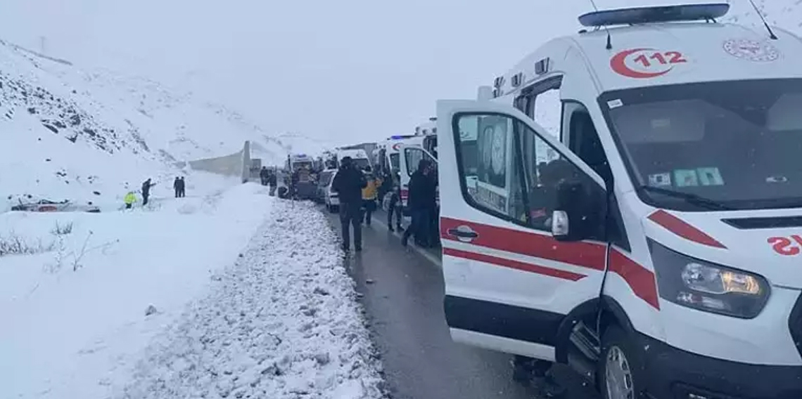 Erzincan'da yolcu otobüsü şarampole devrildi!