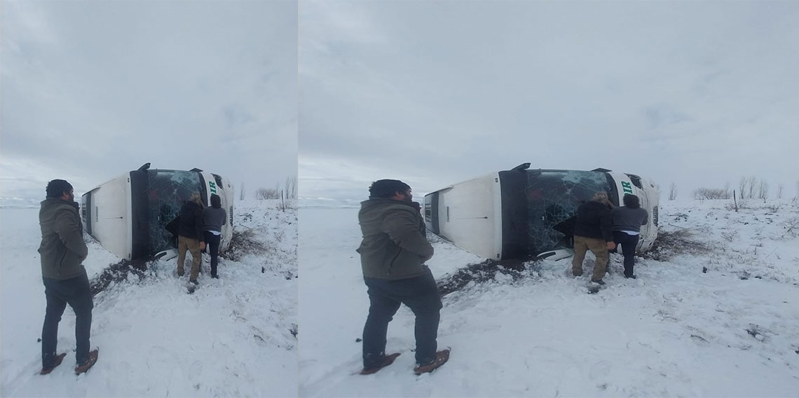 Kars'ta yolcu otobüsü devrildi: Çok sayıda yaralı var