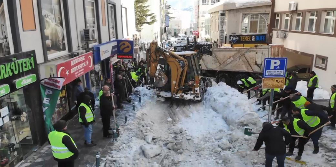 Artvin’de cadde ve sokaklarda imece usulü kar temizliği