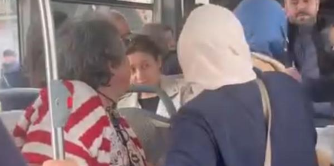 Bursa’da Otobüste Yer Kavgası Şoke Etti. Şoförü Ayırmak İsterken Kolunu Isırdılar