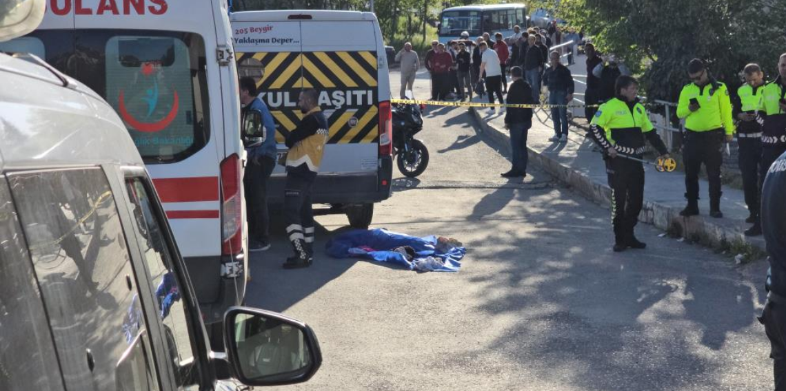 Annesinin elinden kurtulup yola fırlayan 3 yaşındaki Aybars servis aracının altında can verdi