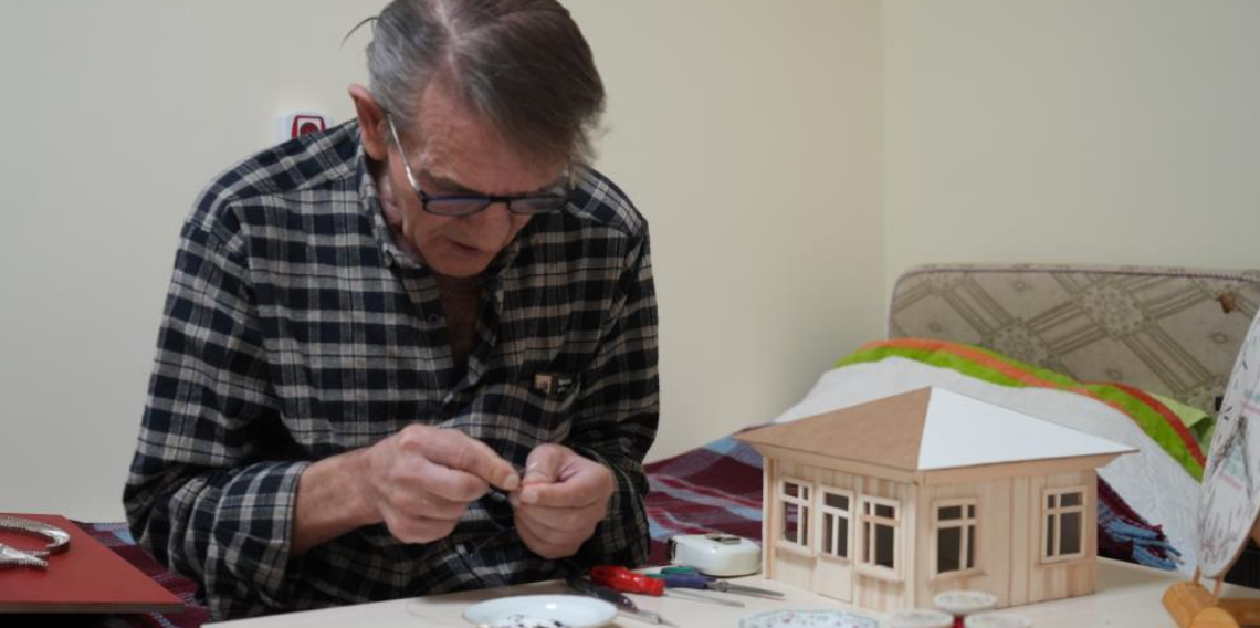 Demirden makete: Pandemide edindiği hobisini huzurevinde 6 yıldır sürdürüyor