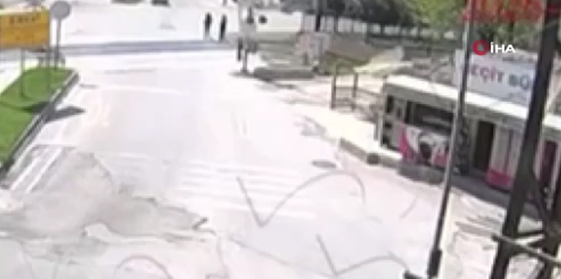 İki genç kızın kazadan saniyelerle kurtulduğu an kamerada