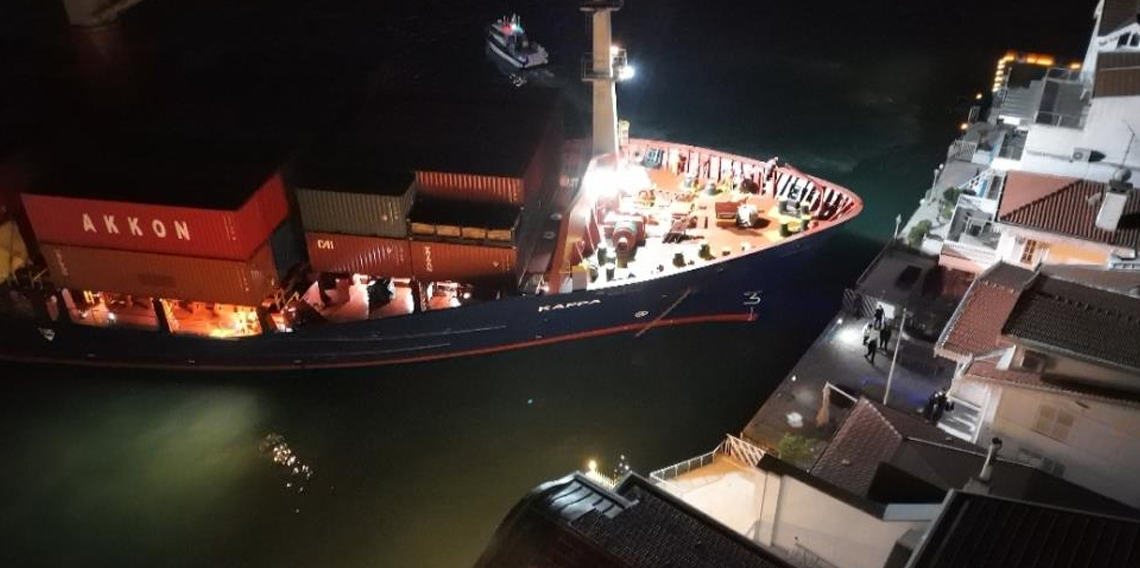 Sarıyer’de yalıya metreler kala karaya oturan konteyner gemisi yüzdürüldü