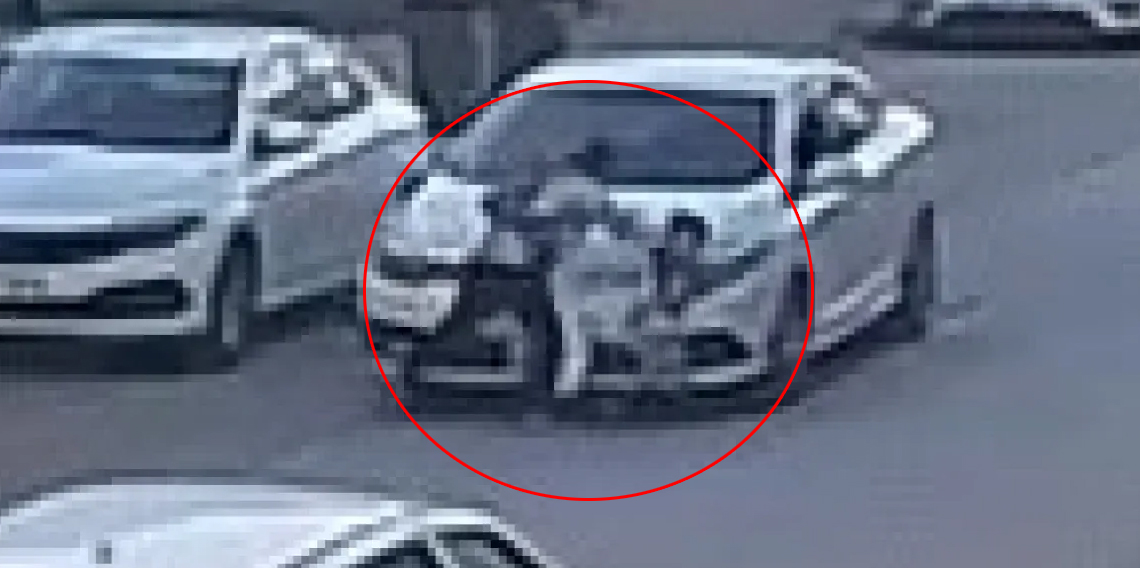 Otomobilin çarptığı anne ve oğlu yaralandı