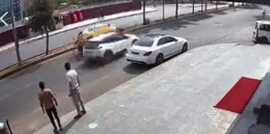 Dikkatsiz sürücü, taksinin yan yatmasın atmasına neden oldu