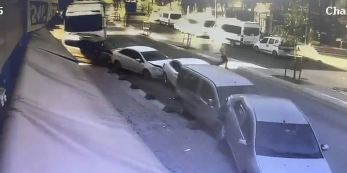 Yokuş aşağı kayan tır, park halindeki 5 araca çarptı