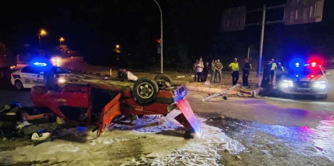 Tokat'ta feci kaza! Tırla çarpışan Tofaş ters döndü: 2 yaralı
