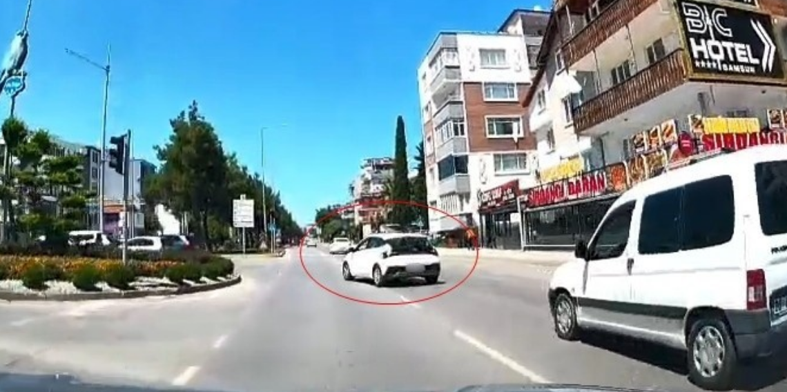 Kontrolsüz şerit değiştiren sürücü kazaya davetiye çıkardı