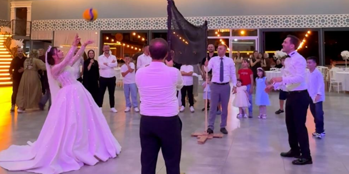 Voleybol aşkı nikâhla taçlandı! Rize'de gelin ve damat düğünde file kurup voleybol oynadı