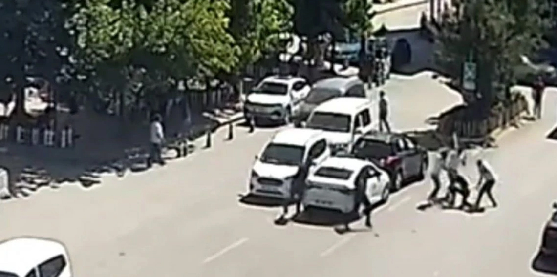 5 kişi kiracıyı cadde ortasında sopalarla dövdü