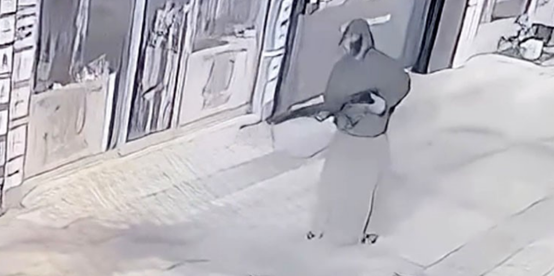 Etek giyip iş yeri kurşunladılar, polis ekiplerinden kaçamadılar