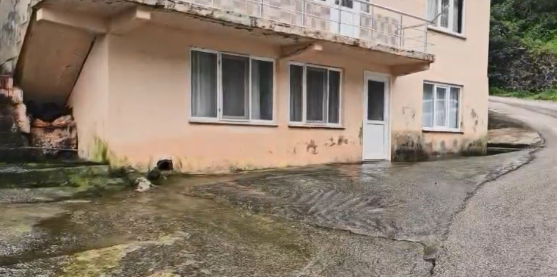Artvin’de iki katlı evin altından çıkan su görenleri şaşkına çeviriyor