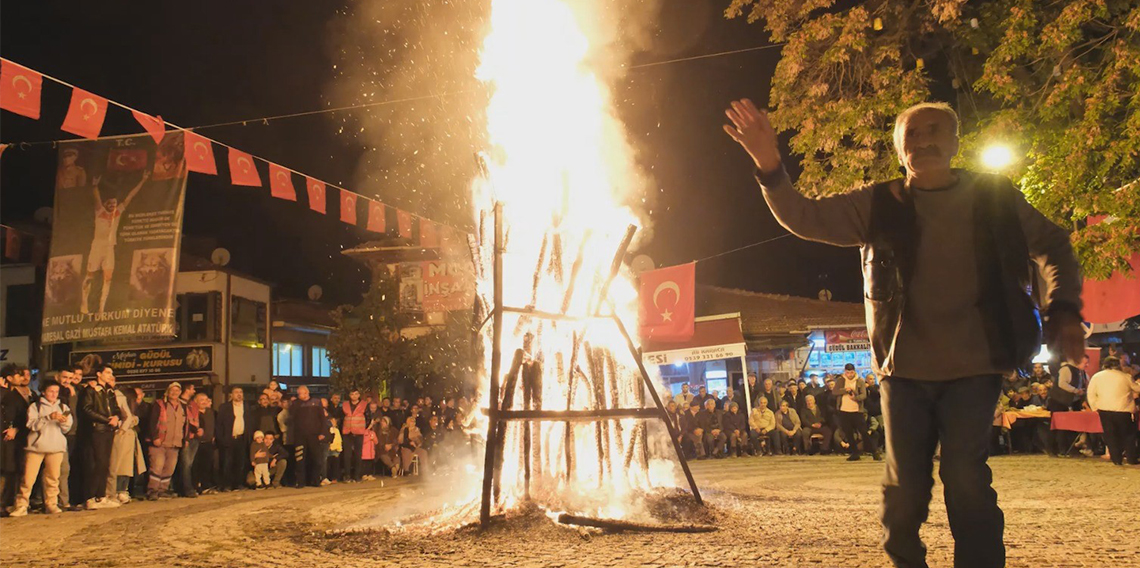 Güdül'de 'sinsin ateşi' Cumhuriyet için yakıldı