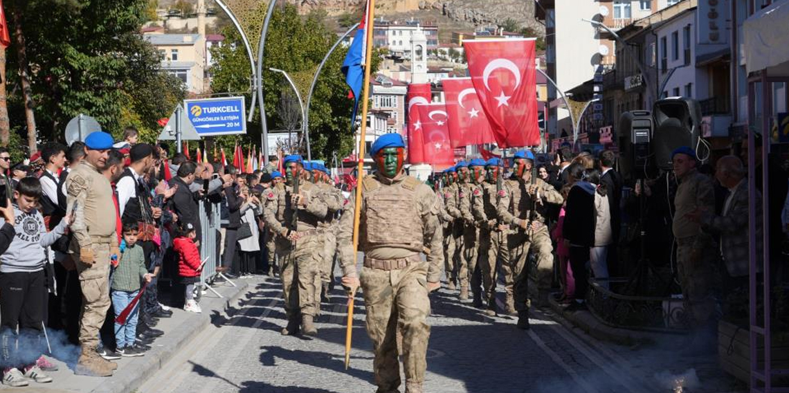 Bayburt'ta 29 Ekim Cumhuriyet Bayramı kutlamasına komandoların gösterisi damga vurdu