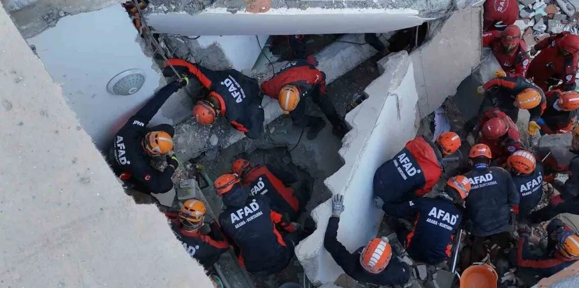 Gebze’de çöken binadaki kurtarma çalışmaları 11. saatinde havadan görüntülendi