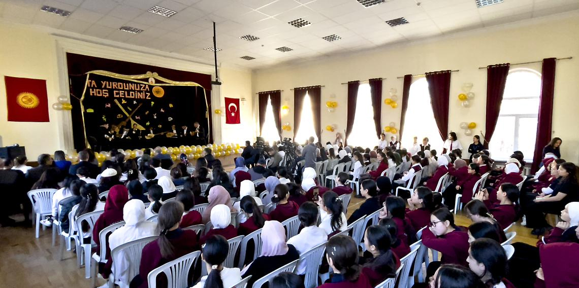 Kırgızistan'da öğrenciler 'Üsküdar'a gider iken' bestesini icra etti