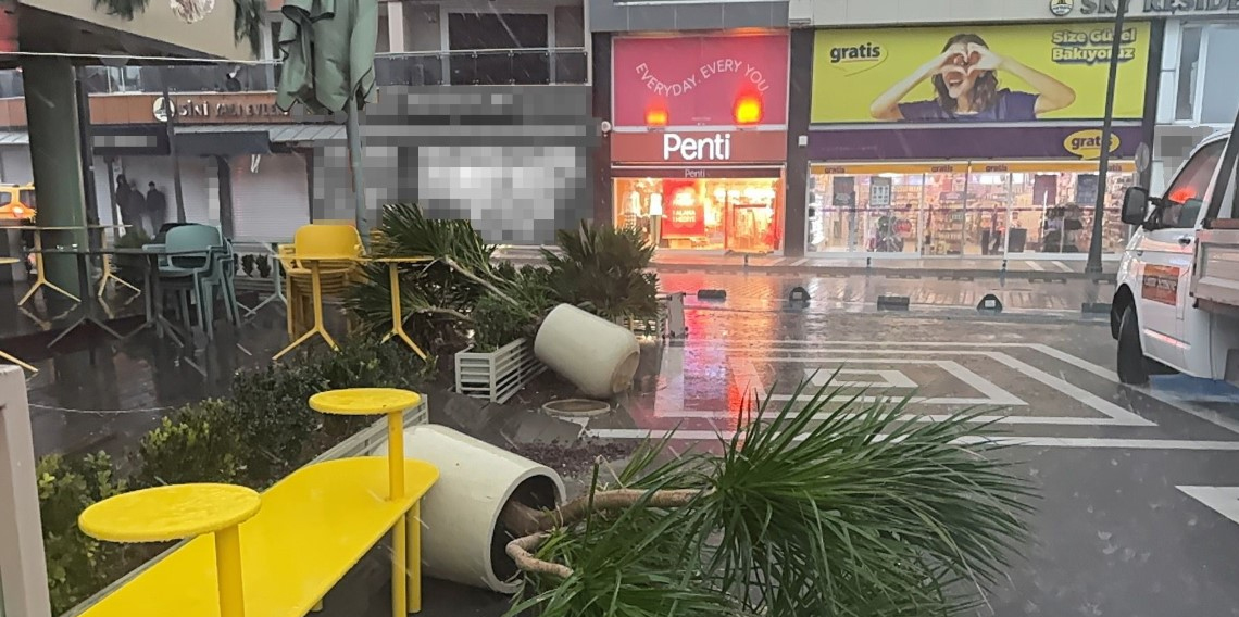 Marmaris’te fırtına ve sağanak etkili oldu: 3 tekne karaya vurdu