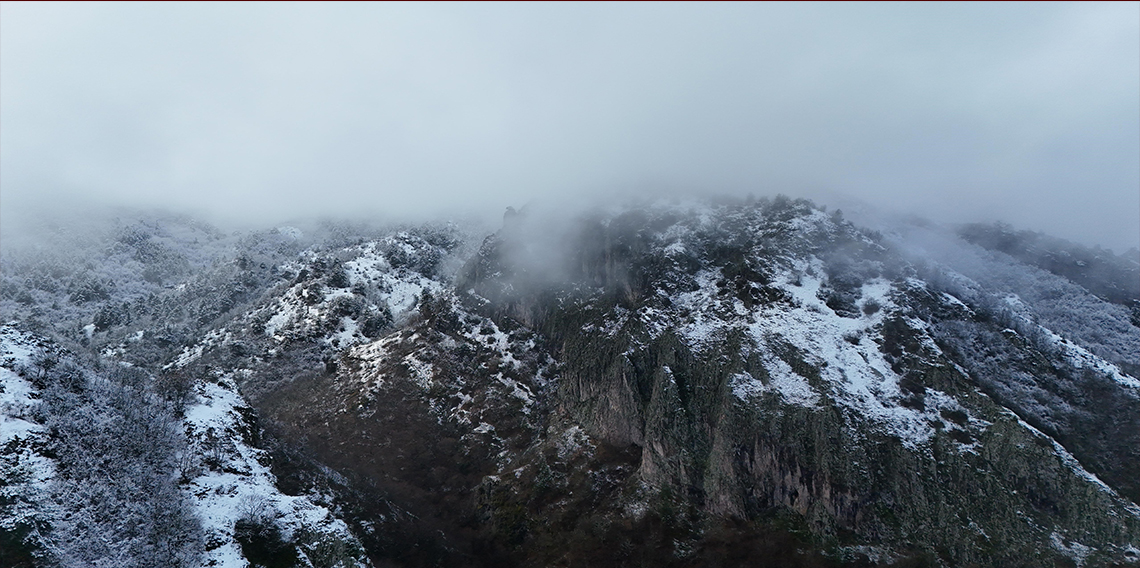 Ilgaz Dağı'nın eteklerinde buluşan kar ve sis mest etti