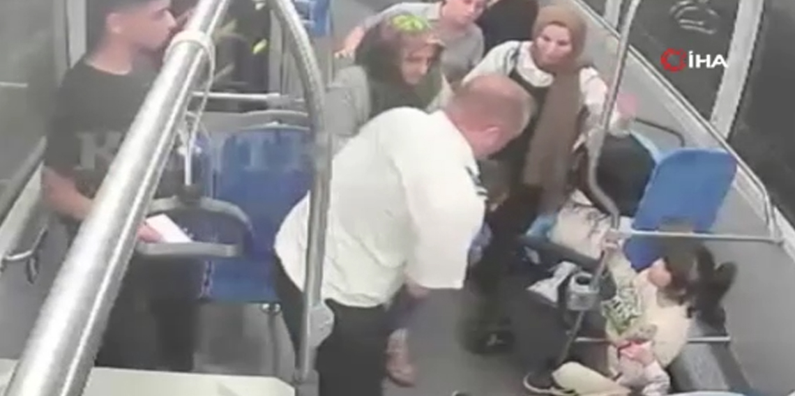 Nefes alamayan çocuğu otobüs şoförü hayata döndürdü