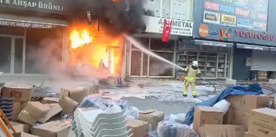 Bağcılar İSTOÇ'ta iş yeri yangını! Alevler diğer iş yerlerine sıçradı