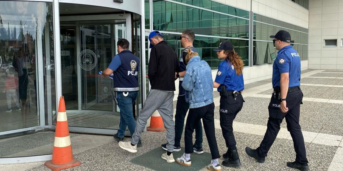 Çaldıkları plakayı başka araca takıp kaçtılar, Sakarya'da yakalandılar
