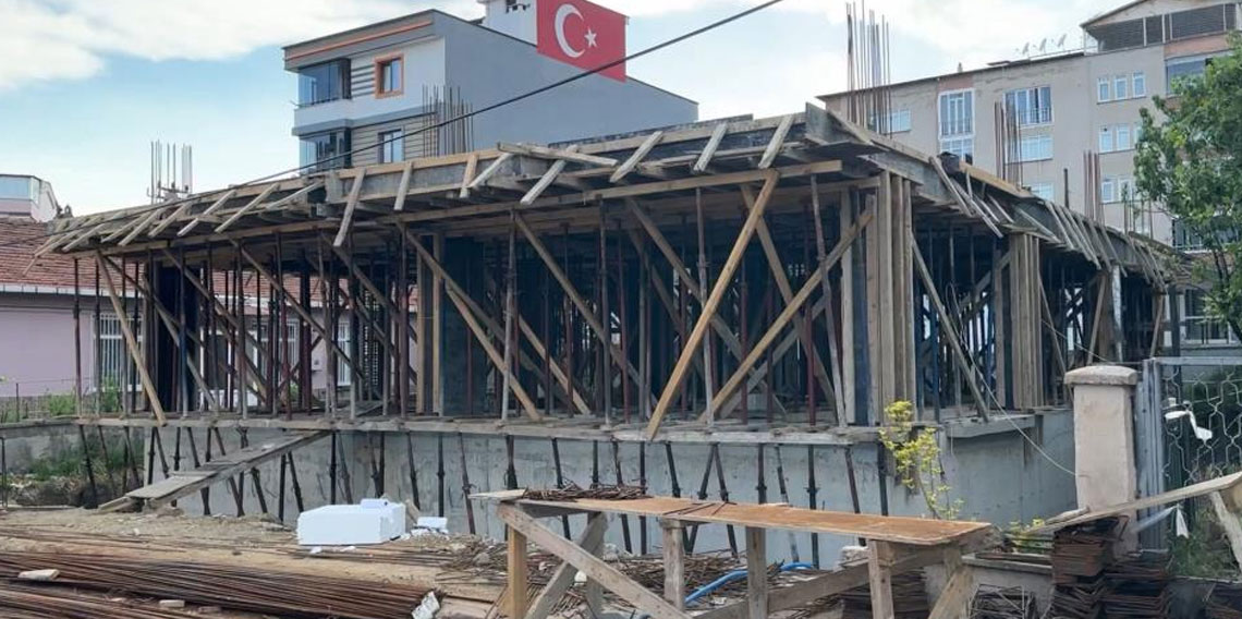 İnşaatta temizlik yaparken 2 buçuk metreden düştü