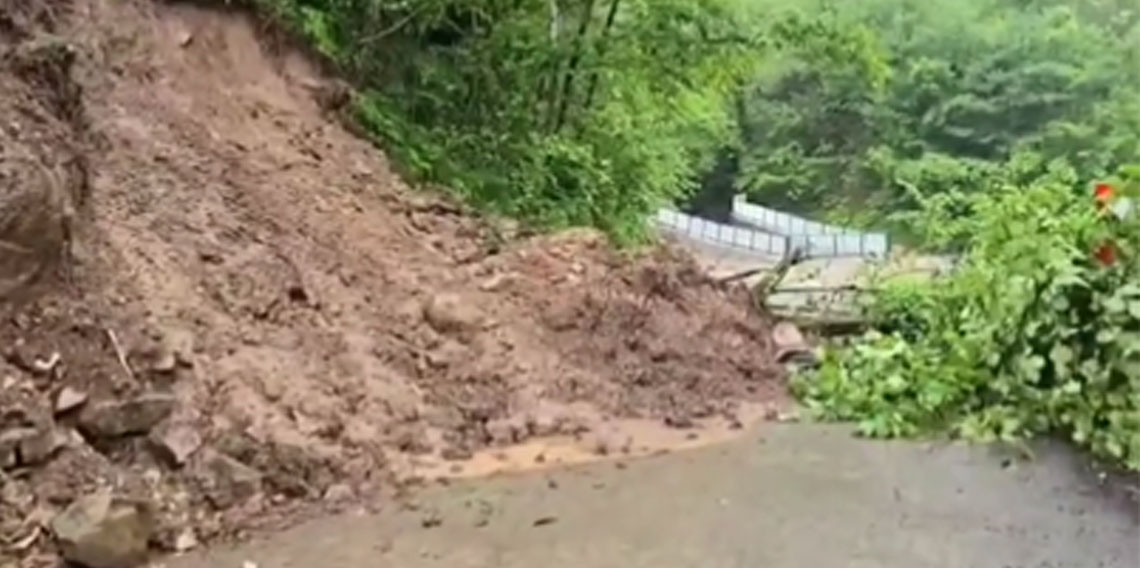 Araklı’da şiddetli yağış heyelana neden oldu! Yol ulaşıma kapandı