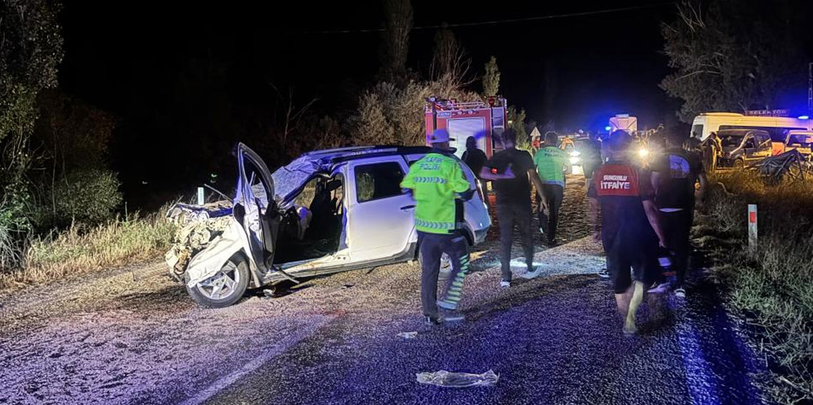Traktör römorkuna çarpan cip hurdaya döndü: 2'si ağır 6 yaralı