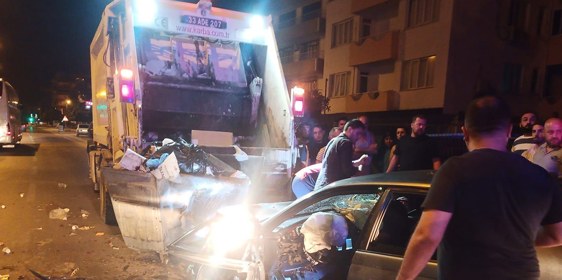 Alkollü sürücü çöp aracına çarptı!