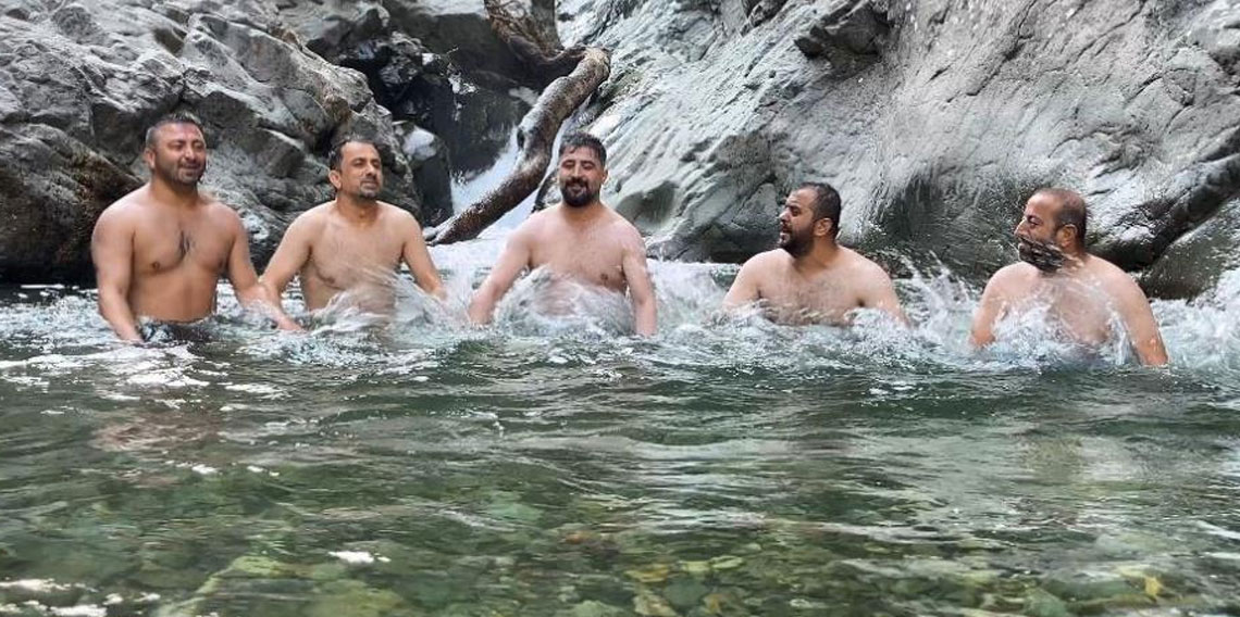 Artvin’de gençler derede horonla serinledi