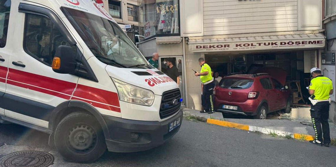 Giresun’da otomobil dükkana girdi: 1 yaralı