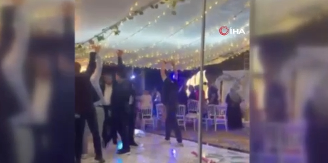 Düğünde oynayanların üzerine tente devrildi, eğlence kısa aranın ardından devam etti
